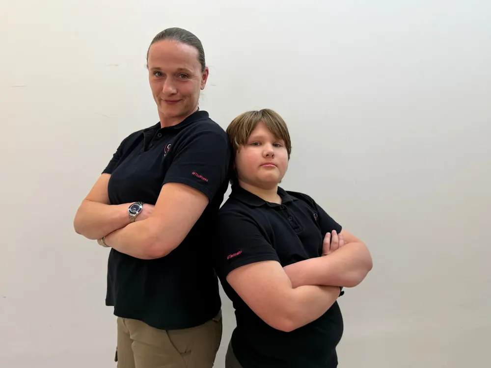 Carmen Gulliksen with her son, both in Momba training shirts